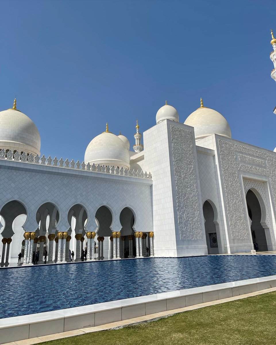 misaki1111's tweet photo. sheikh zayed grand mosque,abu dhabi 🕌
UAE最大のモスクで、世界で三番目に大きいよ✨

まるでアラジンの世界に飛び込んだかのようで
美しかった🤍壁のお花のディテールも可愛いの💐… https://t.co/KIXYfJufJs https://t.co/Mf3pcAs4Yd