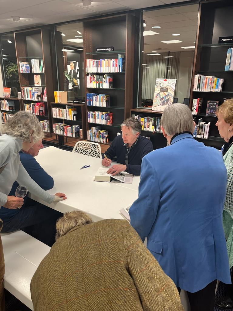 OBVW's tweet photo. Wat een mooie avond! Thom Hoffman vertelde schitterend over zijn boek over en onderzoek naar de geschiedenis van Indië, de zaal zat vol en de bezoekers brachten ook mooie verhalen mee die nadien zijn uitgewisseld!
#thomhoffman #bibliotheek #wassenaar @De_Kler https://t.co/BreBe8J0RS