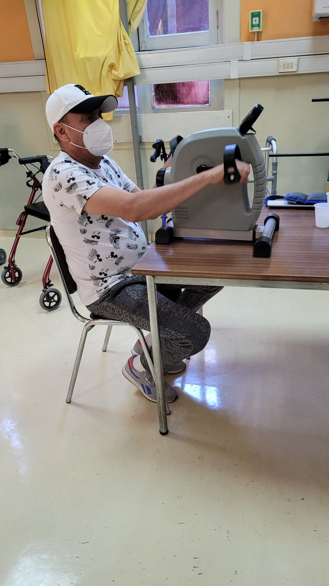 Un ejercicio que realiza el equipo de Terapia Ocupacional de Hospital de Día de <a href="/ingerchile/">Instituto Nacional de Geriatría</a> con nuestras personas mayores es la mecano terapia, que consiste en realizar un pedaleo con las manos, lo que permite mantener la funcionalidad de los miembros superiores.