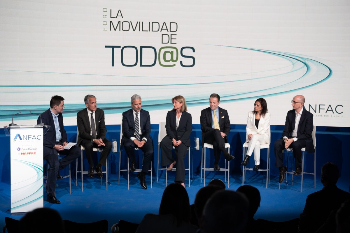 StellantisES's tweet photo. En el #FOROANFAC 2023, @JALeonCapitan, Director de Relaciones Institucionales y Comunicación de Stellantis Iberia, destacó la importancia de una transición lógica a la movilidad sostenible, que debe ser asequible para tod@s. Más detalles del Foro aquí: https://t.co/vt1VrjE5T8 https://t.co/LIzqqibs7N