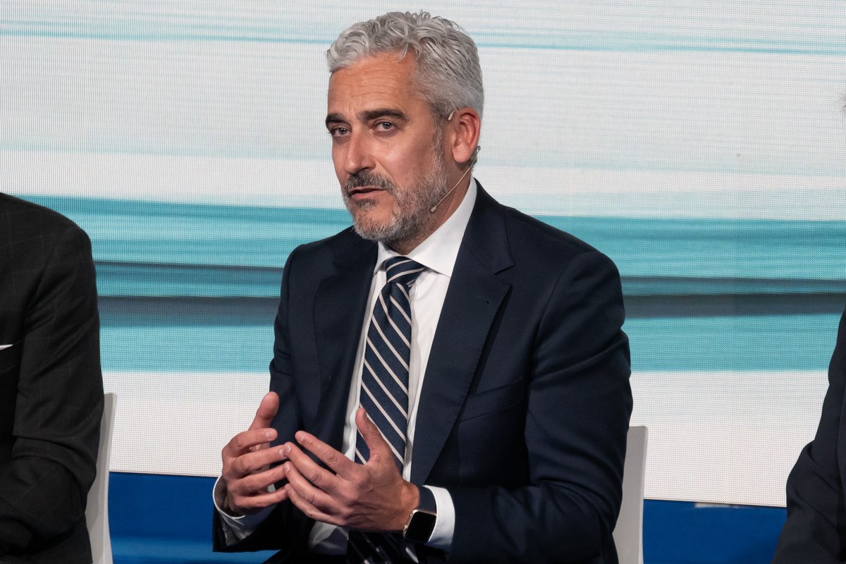 StellantisES's tweet photo. En el #FOROANFAC 2023, @JALeonCapitan, Director de Relaciones Institucionales y Comunicación de Stellantis Iberia, destacó la importancia de una transición lógica a la movilidad sostenible, que debe ser asequible para tod@s. Más detalles del Foro aquí: https://t.co/vt1VrjE5T8 https://t.co/LIzqqibs7N