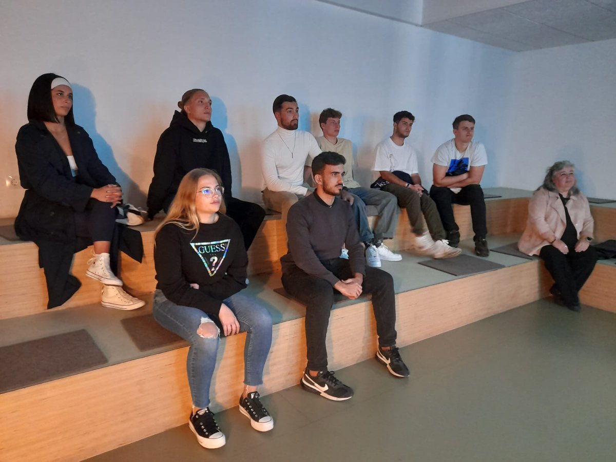 atlanticomedio's tweet photo. 📢Los estudiantes de 2º del #GradoADE del #TituloMarketingyNegociosDigitales visitaron Domingo Alonso Group en la asignatura “Comunicación en la Era de la Transformación Digital”, junto a la docente Esther Pérez Verdú.
#UNAM https://t.co/6RgrnKdOfo