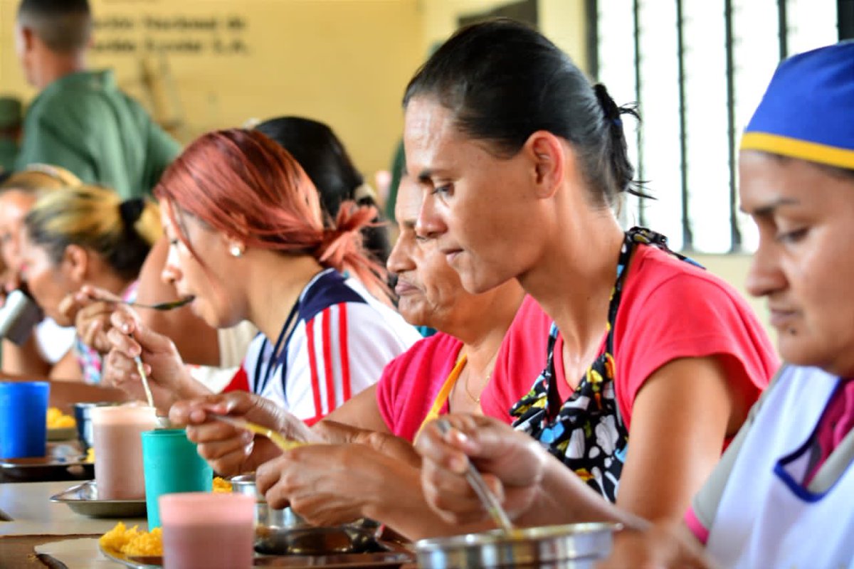 #AsiLoDijo || Nuestro GJ <a href="/dhernandezlarez/">GJ. Domingo Hernández Lárez</a> Nosotros nos quedamos junto al pueblo en nuestra Patria para hacerla renacer, ningún bloqueo podrá contra la voluntad y el compromiso. #BricomilesEnAcción !