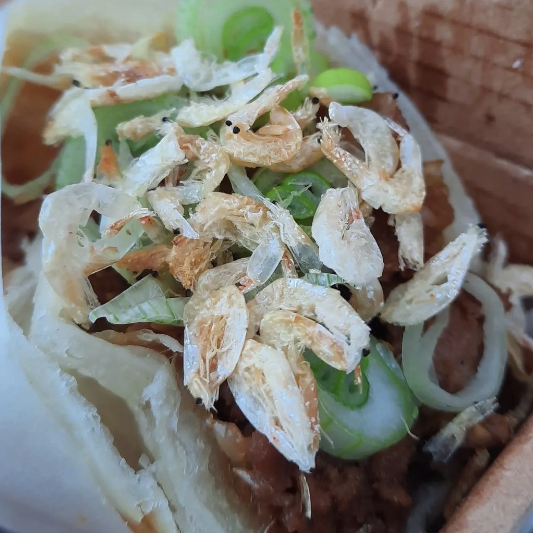 🚨NEW TRADER ALERT🚨 Introducing K&amp;M Kitchen, the brainchild of a Cantonese soup master and ex chef at 3-Star Michelin restaurant Robuchon! Come try their mouth-watering beef brisket noodles and pork shrimp flatbreads bursting with flavour 🍤🤤 Join us this Saturday 9:30am-3pm!
