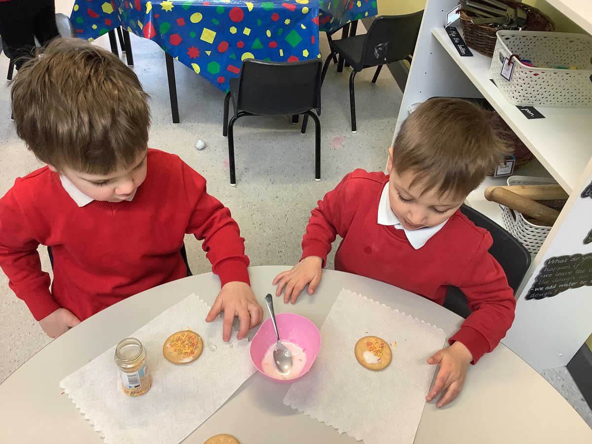 FS2Underthesea's tweet photo. A special treat for an amazing week with this lovely class. Which biscuits have the fewest sprinkles? We compared the biscuits we had for snack. https://t.co/dujiwJFLU9