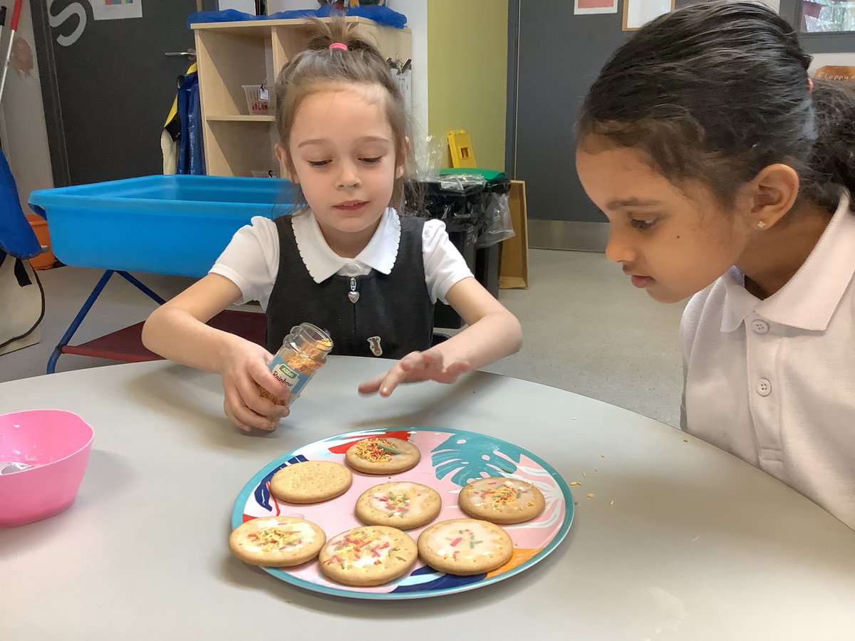 FS2Underthesea's tweet photo. A special treat for an amazing week with this lovely class. Which biscuits have the fewest sprinkles? We compared the biscuits we had for snack. https://t.co/dujiwJFLU9