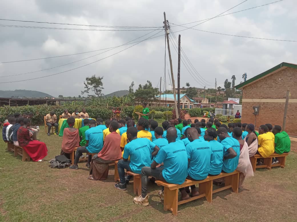 SectorMuhanga's tweet photo. Igikorwa cyo gusoza urugerero rw' Inkomezabigwi icyiciro cya 10 cyagenze neza mu murenge wa Muhanga. https://t.co/8rzNcEilkU