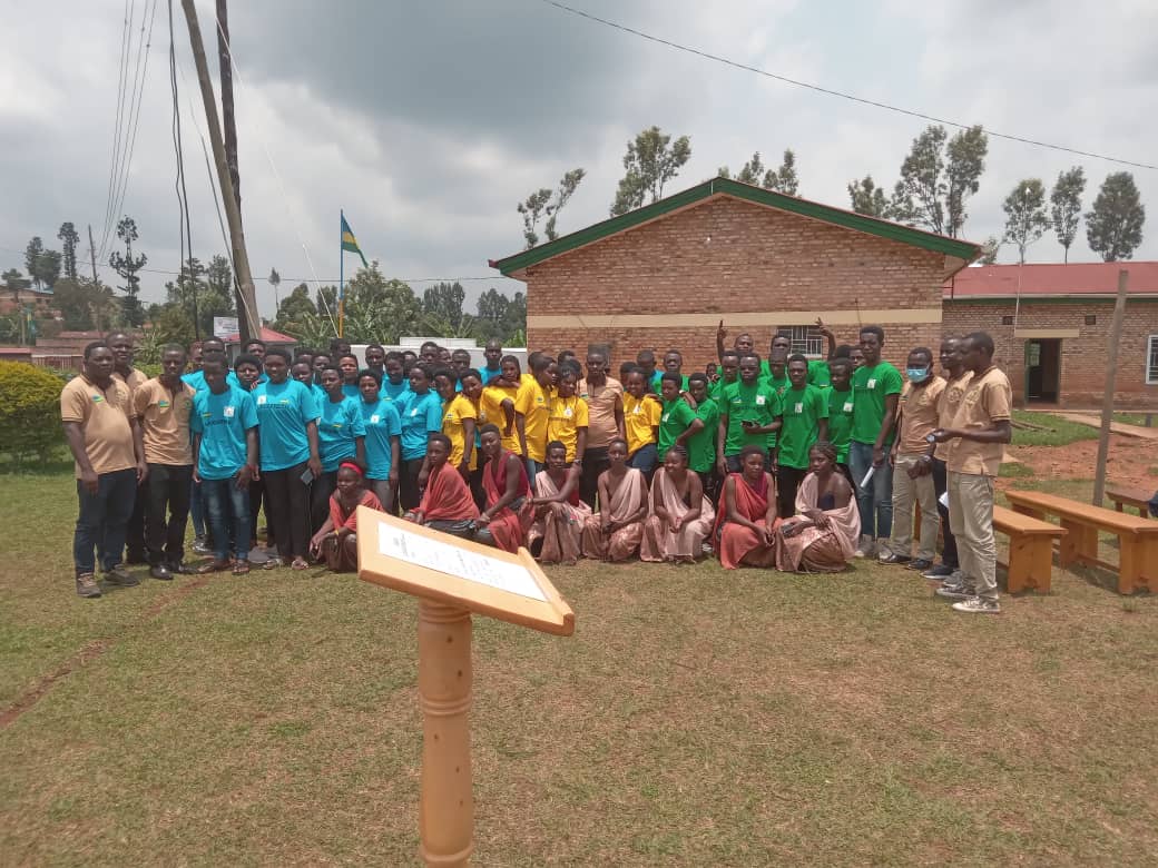 SectorMuhanga's tweet photo. Igikorwa cyo gusoza urugerero rw' Inkomezabigwi icyiciro cya 10 cyagenze neza mu murenge wa Muhanga. https://t.co/8rzNcEilkU