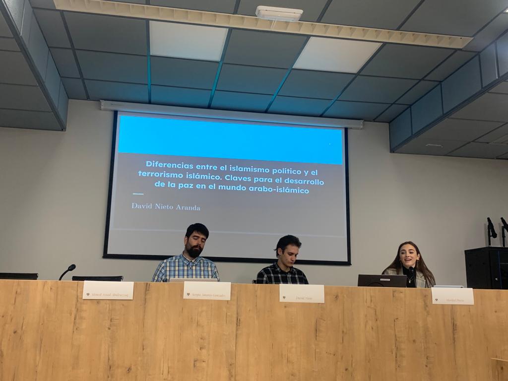 PrecocriVii's tweet photo. ¡La última mesa empieza a exponer! https://t.co/2Ze8l4cFqD