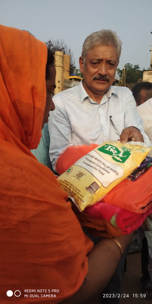 DCKamrupMetro's tweet photo. Reference yesterday's blaze at Hatigaon: The District Administration, Kamrup(Metro) is expeditiously providing relief materials in thr form of blankets, food and nutrition for all affected, including children, the old and the infirm. @CMOfficeAssam https://t.co/s3UmXvVsEu