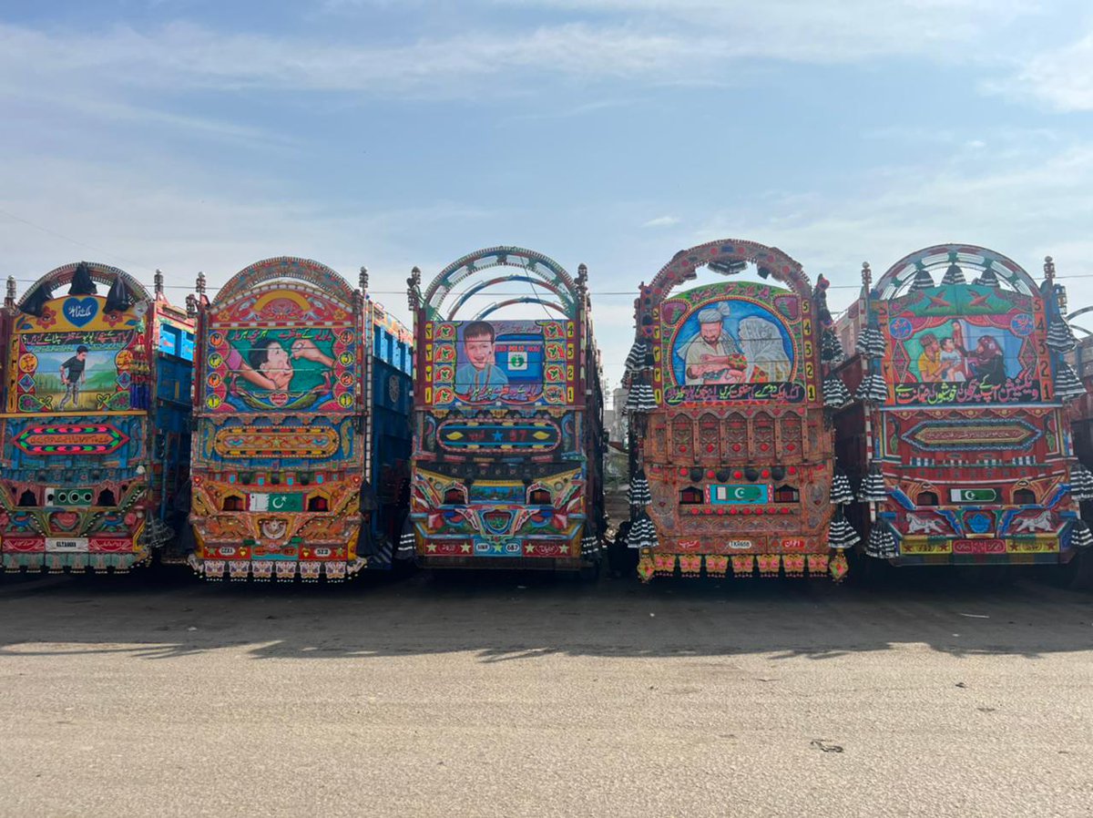 Revving up awareness for a #poliofree🇵🇰❗ A campaign to raise vaccine awareness through #TruckArt 🚚 has been launched today in Karachi, offering an effective way to convey messages, improve community engagement & increase participation in vaccination campaigns. #ArtForACause