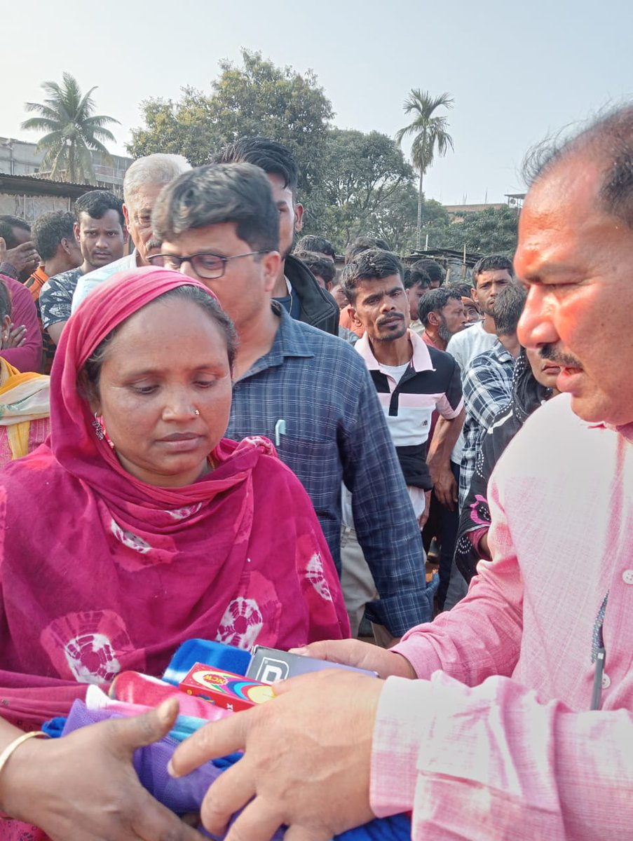 DCKamrupMetro's tweet photo. Reference yesterday's blaze at Hatigaon: The District Administration, Kamrup(Metro) is expeditiously providing relief materials in thr form of blankets, food and nutrition for all affected, including children, the old and the infirm. @CMOfficeAssam https://t.co/s3UmXvVsEu