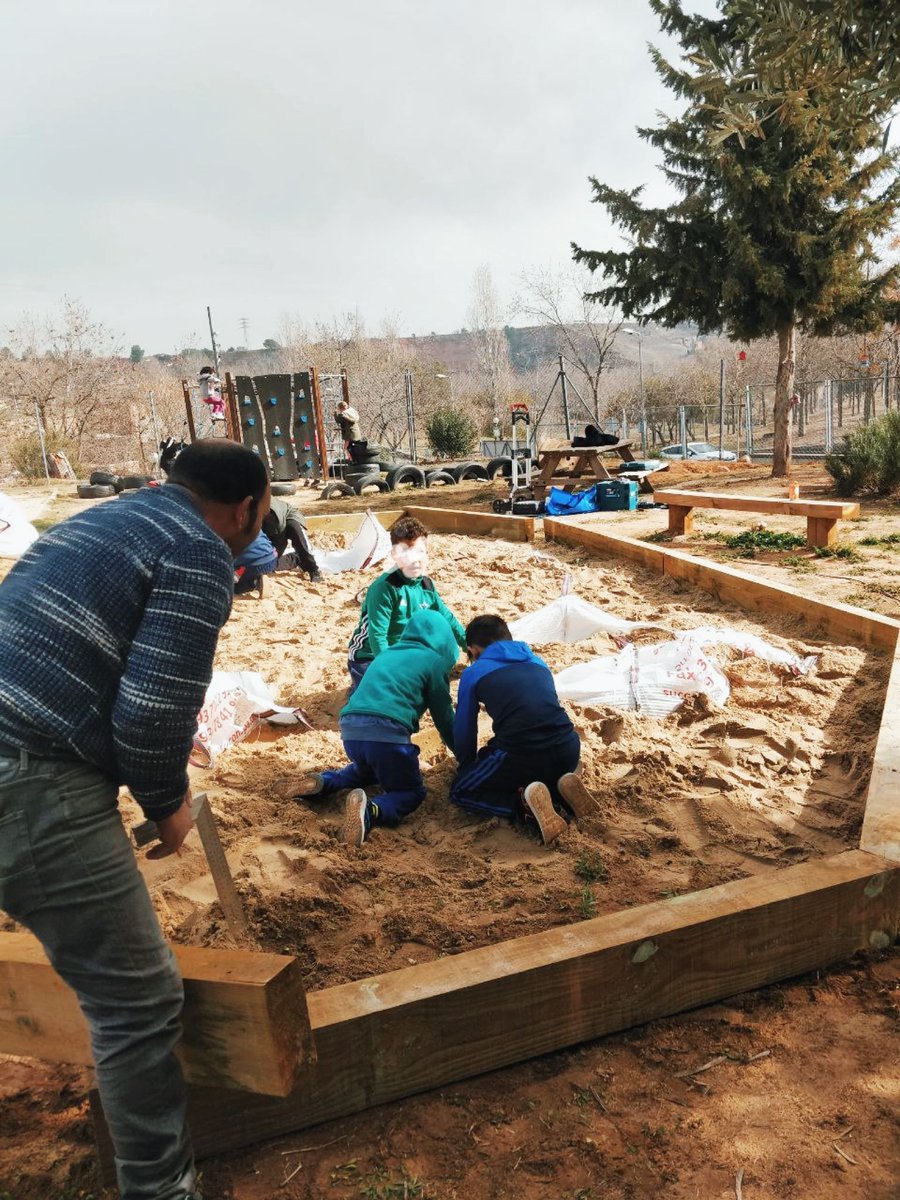 AFITarlatana's tweet photo. Un sorral al pati!

L’escola, infants i famílies hem treballat en un espai de sorra al pati on jugar, experimentar i fer volar la imaginació

Gràcies @GrupoEDO pel premi que ha permès fer-lo realitat
#afiescolatarlatana #afitarlatana #espaisexteriors #femescola #escolatarlatana https://t.co/DIvZpwj7aJ