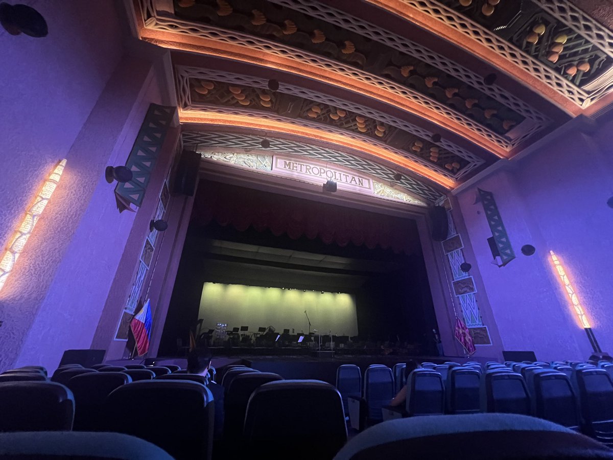 andreaa_nom's tweet photo. At the metropolitan theater with @_lemonemoji_ https://t.co/wG7lL0sFX0