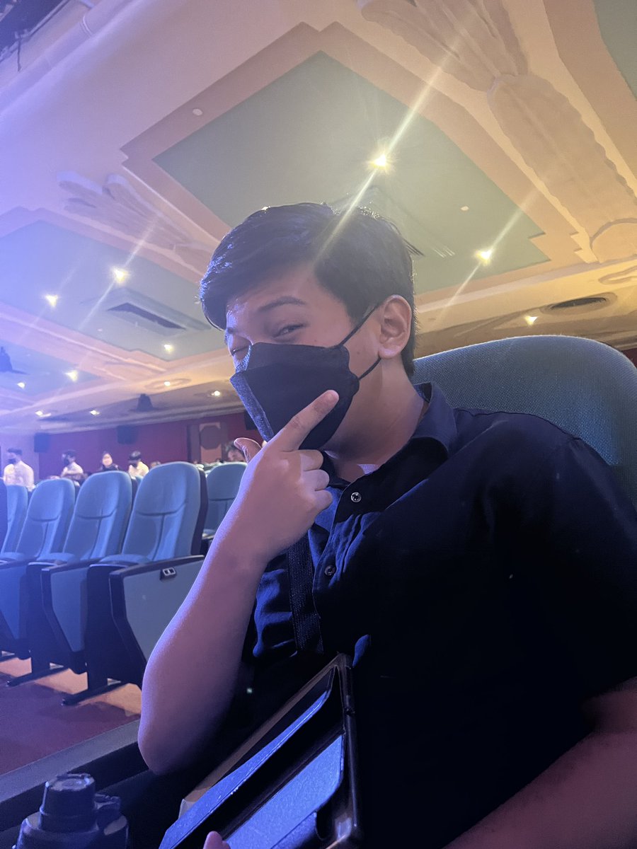 andreaa_nom's tweet photo. At the metropolitan theater with @_lemonemoji_ https://t.co/wG7lL0sFX0