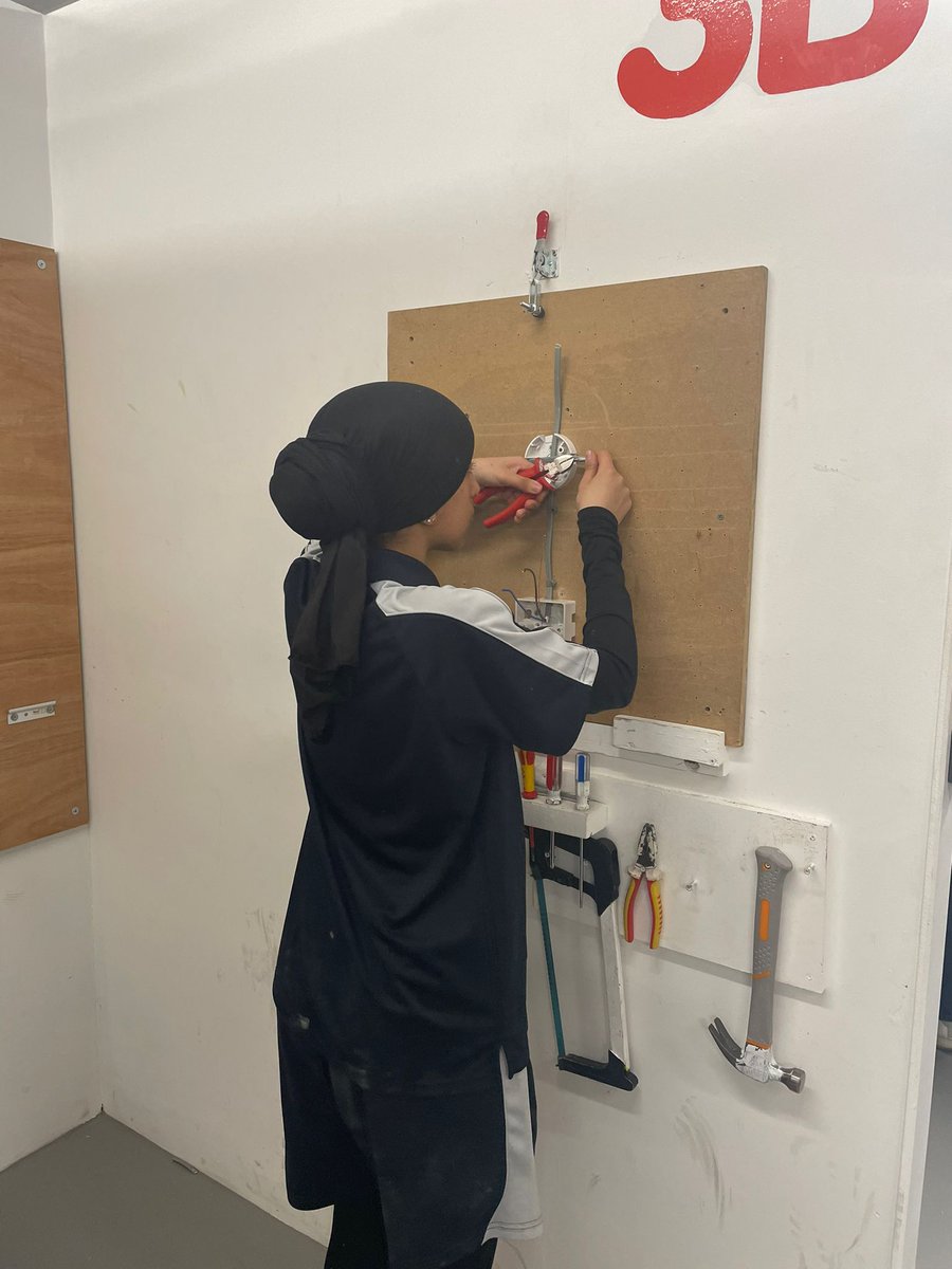 Sheffcolschools's tweet photo. On Wednesday we hosted our 2nd Girls in construction event where Y9-Y11 girls from @ASCHSSheffield @FirthParkAcad @AstreaAcadSheff attended. The girls took part in a number of activities including joinary, bricklaying and electrical installations. #girlsinconstruction #girlpower https://t.co/02y3us2F04