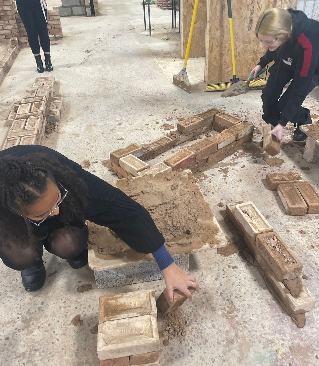 Sheffcolschools's tweet photo. On Wednesday we hosted our 2nd Girls in construction event where Y9-Y11 girls from @ASCHSSheffield @FirthParkAcad @AstreaAcadSheff attended. The girls took part in a number of activities including joinary, bricklaying and electrical installations. #girlsinconstruction #girlpower https://t.co/02y3us2F04