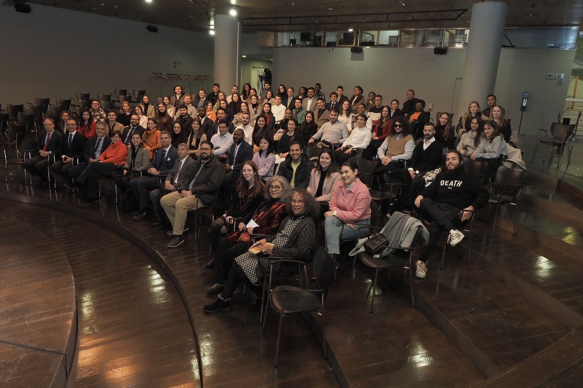 casamerica's tweet photo. Esta mañana hemos compartido con los alumnos del Máster en Diplomacia y Relaciones Internacionales de la @esc_espana sobre nuestra actividad en @casamerica. 

👥 Con @enriqueoj3600 y Santiago Miralles.

➡️ Os deseamos mucho éxito en vuestra trayectoria. https://t.co/7ZSGnYtUgB