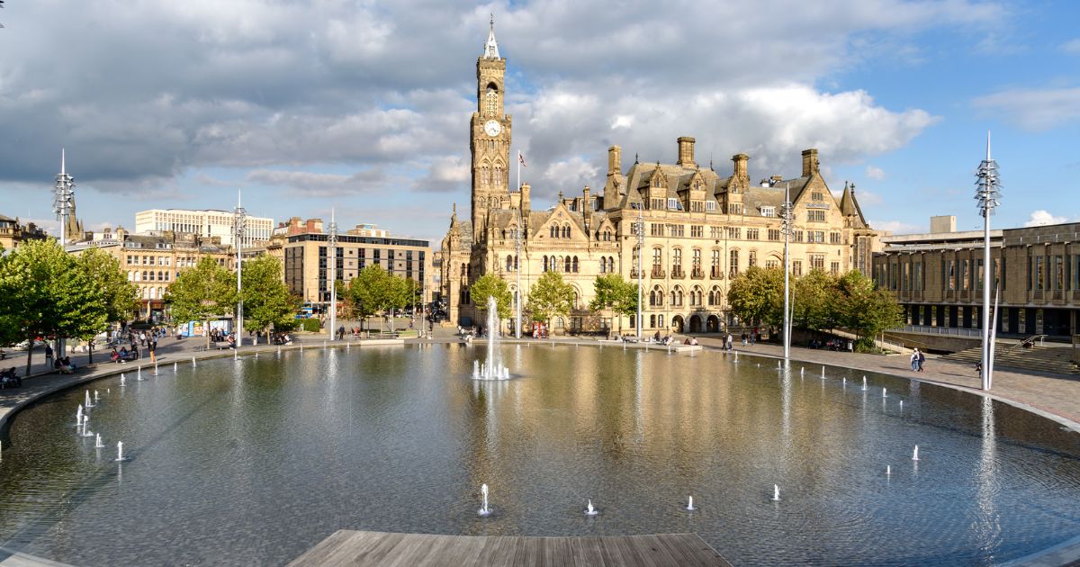 Bradford is the next stop on our #NorthSeaRegion roundtrip! As part of the projects SCORE and BEGIN, the city now boasts a new green corridor for #climateresilience and <a href="/BradfordVirtual/">Virtual Bradford</a>, a digital twin supercharging sustainable city development.