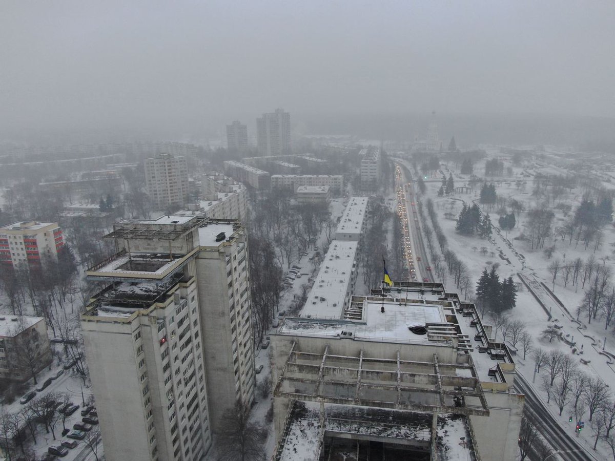 breakinglv's tweet photo. 🇧🇾 Solidarizējoties ar #Ukraina aktīvisti #Minska (#Baltkrievija) uz daudzstāvu dzīvojamās mājas jumta izkāra Ukrainas valsts karogu.
📸 via motolkohelp https://t.co/mjI5Psq3Gk