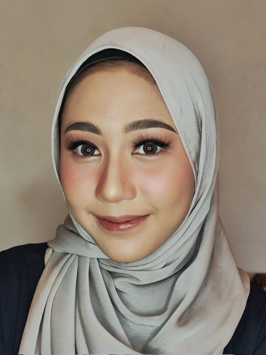 muabandungnia's tweet photo. Makeup for Teh Tika ❤️
Bisa jadi inspirasi look untuk kalian yang lagi cari mua Bandung, bisa buat acara spesial kalian seperti Wisuda, Prewedding, Lamaran dll ✨
Yuk segera booking makeupnya melalui DM atau Link di bio aku.
#muabandung #makeupprewed #makeupartist https://t.co/1g9h7769B9