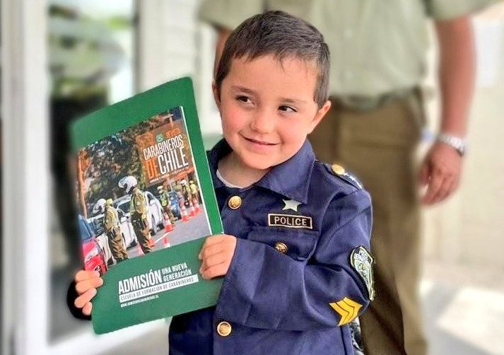 CarabCoquimbo's tweet photo. ¡Ya es viernes! 🙃 Y queremos comenzar compartiendo 📸 de la felicidad de Raimundo, quien llegó hasta la Tenencia #Tongoy para celebrar sus 4 años con nuestros carabineros, que felices 💚 compartieron con él y le mostraron parte del trabajo que realizamos para brindar seguridad. https://t.co/7xwQD1IXkz