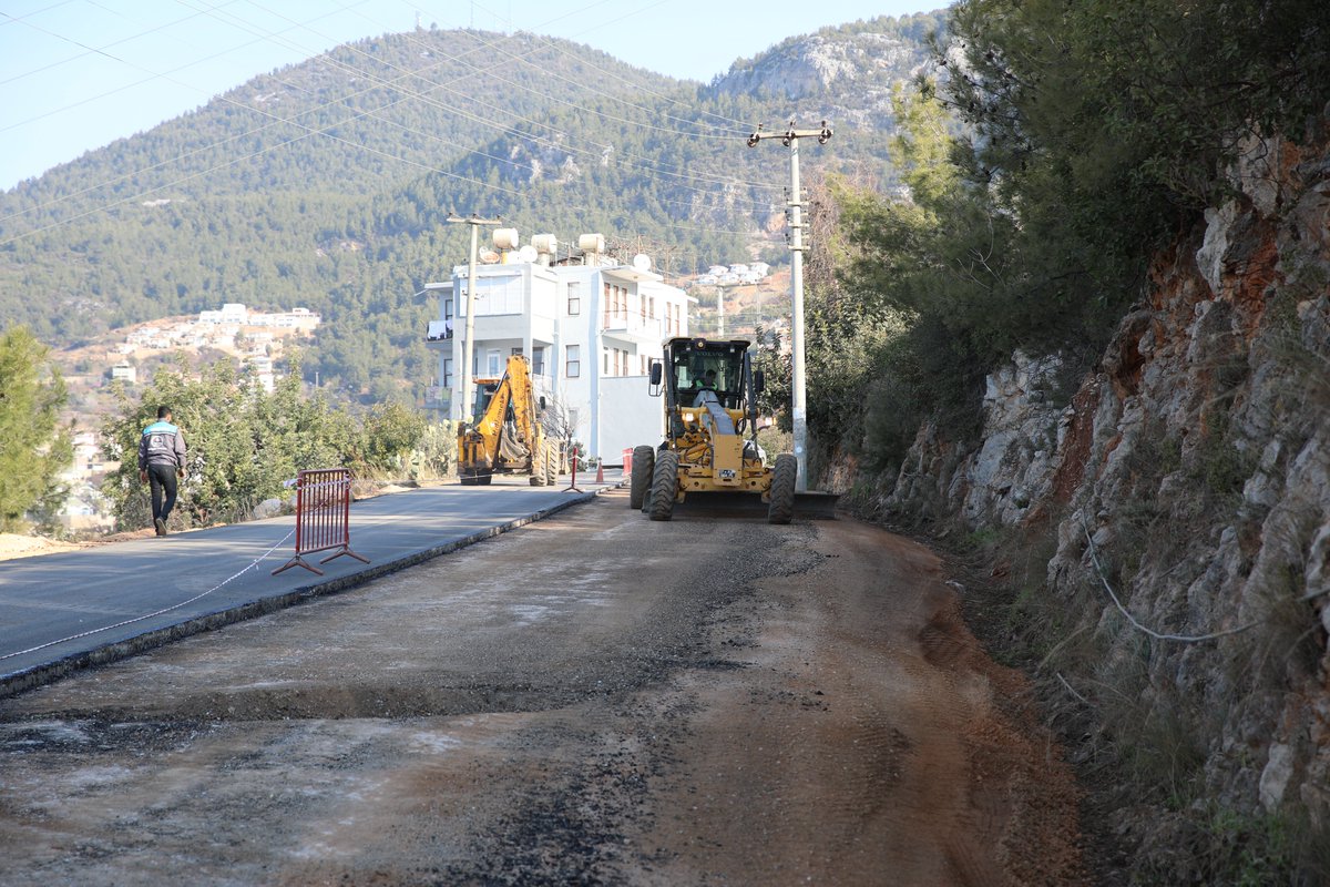 AdemMuratYucel's tweet photo. 1- Kuzey Alanya'yı merkez mahallelerimize ve yaylalara bağlayan Bektaş Mahalle yolunda sıcak asfalt çalışmalarımız devam ediyor. https://t.co/D6VWVGRMvH