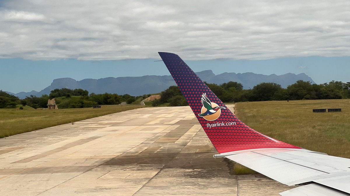 zepyaf's tweet image. Only in South Africa 🇿🇦 you find Impalas on the taxiway 😆