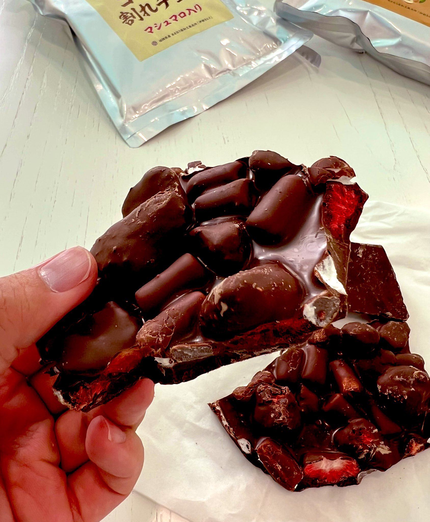 【伊都きんぐ】あまおう苺のゴロゴロ割れチョコ ホワイト&カカオ70%セット 伊都きんぐ』の即完売いちごスイーツ！アホになるほど美味しい