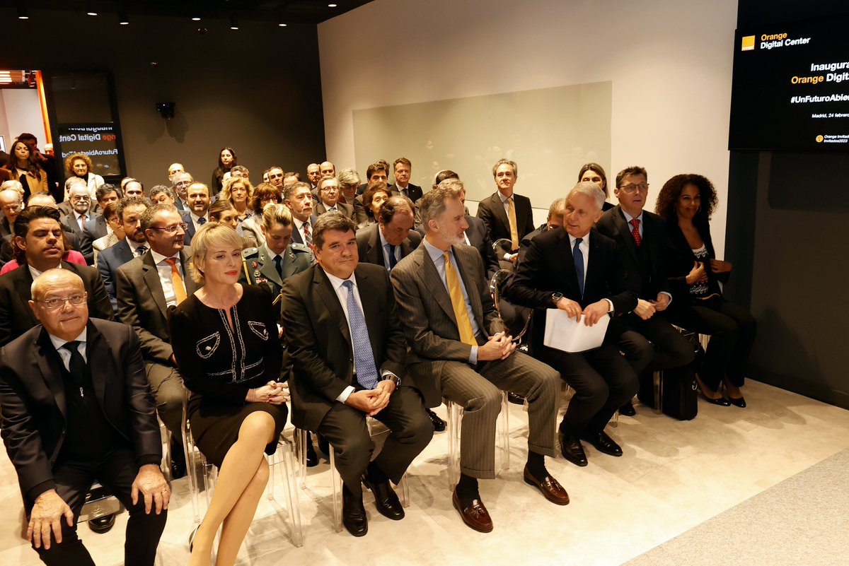 CasaReal's tweet photo. El Rey preside la inauguración del Centro de Formación en Competencias Digitales #OrangeDigitalCenter, coincidiendo con el 25 aniversario de la Fundación Orange y los 25 años de la actividad de Orange en España.
 
➡️https://t.co/0dNZUoL3w9 https://t.co/nBKlFMbBia