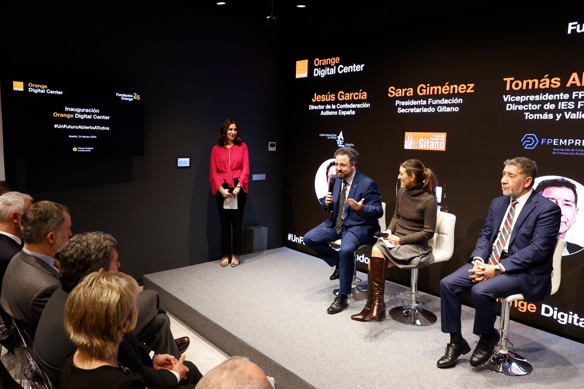 CasaReal's tweet photo. El Rey preside la inauguración del Centro de Formación en Competencias Digitales #OrangeDigitalCenter, coincidiendo con el 25 aniversario de la Fundación Orange y los 25 años de la actividad de Orange en España.
 
➡️https://t.co/0dNZUoL3w9 https://t.co/nBKlFMbBia