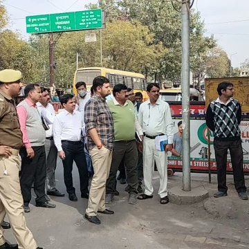 यह है हमारे मथुरा ज़िले के नगर आयुक्त #अनुनय_झा जो लगातार रात दिन व्यवस्थाओं को दुरुस्त करने में लगे हुए है, सड़कों के चौड़ीकरण से लेके,शहर को सुंदर बनाने तक इनका सबसे अहम योगदान रहा है,जिस तरीक़े से वह जनता को साथ लेके चलते है वो क़ाबिले तारीफ़ है।<a href="/anunaya_j/">Anunaya Jha</a> <a href="/InfoDeptUP/">Information and Public Relations Department, UP</a> <a href="/UPGovt/">Government of UP</a>