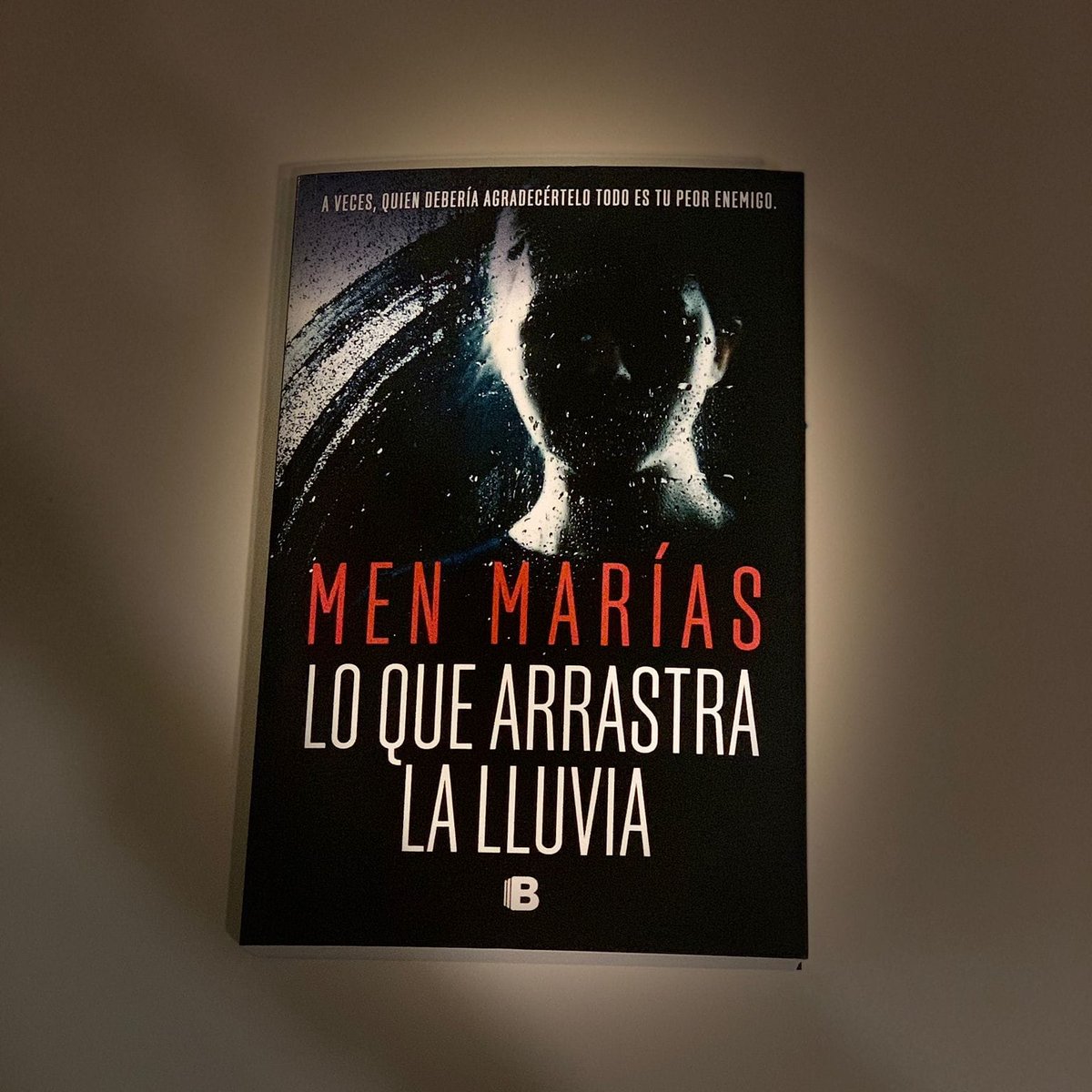IslaMilPalabras's tweet photo. En #SoyYicanera hemos sondeado #LoQueArrastraLaLluvia viajando a las profundidades del alma humana de la mano de @MenMarias publicada por @penguinlibros @EdicionesB_  ¿Quieres conocer mis impresiones? @Ana_Kayena 
https://t.co/gxXr6g7FV9 https://t.co/X3GwVepZez