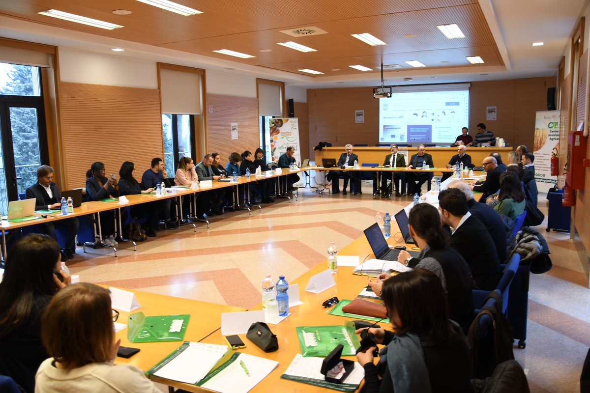 fai_cisl's tweet photo. #Formazione, #lavoro, #agricoltura: al Centro Studi #Cisl @OnofrioRota chiude il 1° corso per operatori di assistenza agricola e dirigenti #TerraViva su #servizi per imprese: "Nostra identità basata su trasparenza, etica, competenze, capacità di prendersi cura delle persone" https://t.co/39mgKg0I3M