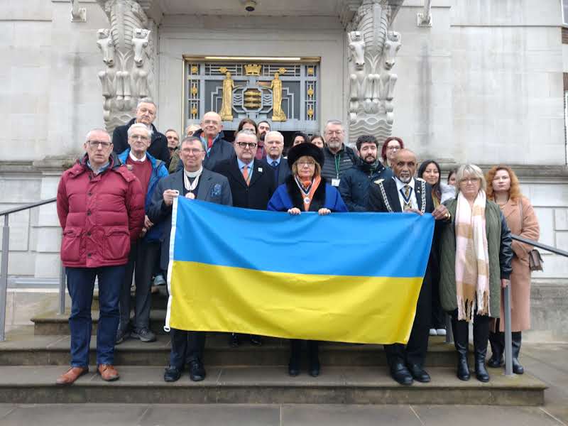 RBKingston's tweet photo. Some of our councillors and the Mayor of Kingston @yoganMBE raised the Ukrainian flag at the Guildhall to pay tribute to the bravery of Ukrainians and mark one year since the invasion of the country.

We will continue to stand with Ukraine and our Ukrainian communities. 🇺🇦 https://t.co/6Xx16NQU5W