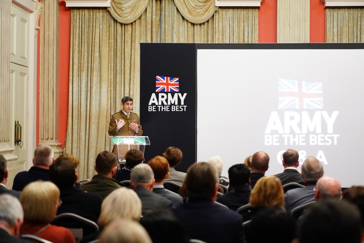 Great to meet up with our friends @ArmyInLondon for an evening @Yourallypally in #haringey. Super audience with some testing questions about @BritishArmy & #ukraine #diversity #futuresoldier.

linktr.ee/army_engagemen…