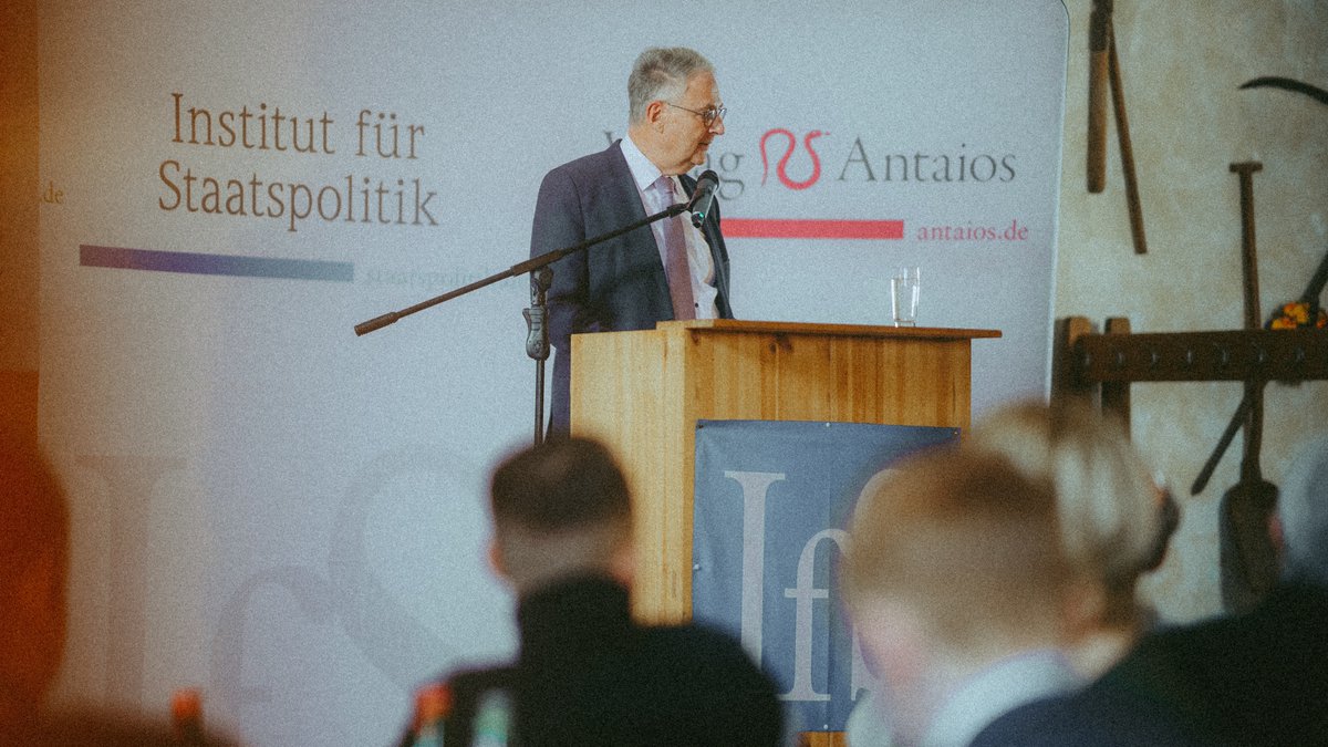 SiNetz's tweet photo. 📸Dr. @HartwigRoland auf der #IfS-#Winterakademie in #Schnellroda, Januar 2023 #sr2801 https://t.co/cvw51KCSSY