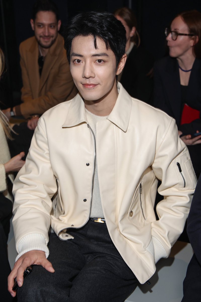 ELLEThailand's tweet photo. ส่องลุคชมโชว์ของนักแสดงหนุ่มชาวจีนสุดฮอตอย่าง Xiao Zhan ที่มิลานแฟชั่นวีคสำหรับเข้าร่วมชมแฟชั่นโชว์ของ @Tods คอลเล็กชั่น Fall/Winter 2023 กับลุคเรียบ เท่ในแบบฉบับหนุ่ม Tod's ที่ออร่าพุ่งกระจายสุดๆ

#ELLEreports 
#Tods #TodsFW23 
#XiaoZhan #xiaozhan肖战 
#XiaoZhanxTodsFW23 https://t.co/s6y8Rg2IFi