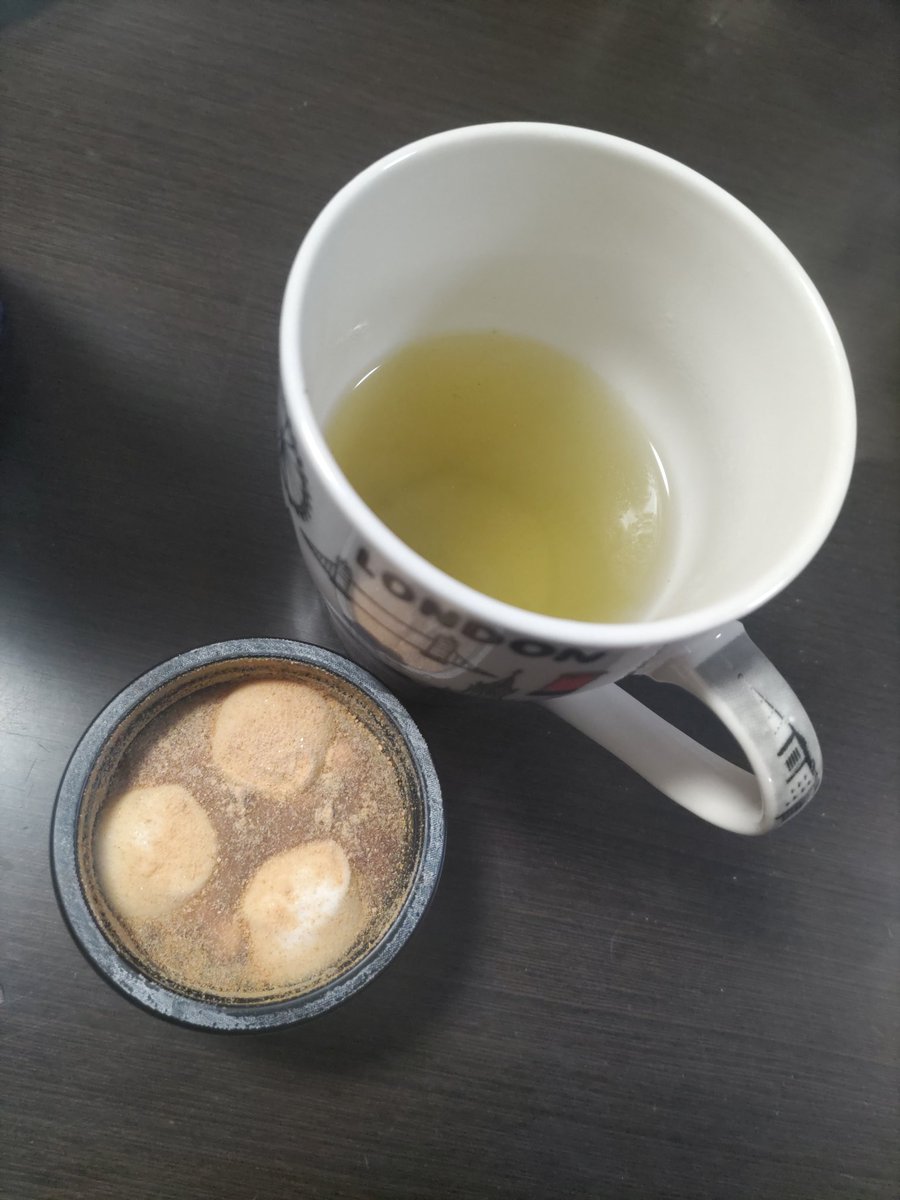 chamusume's tweet photo. 冷たいアイスと熱々な緑茶の組み合わせが好き。 https://t.co/R49gX0xJQ8