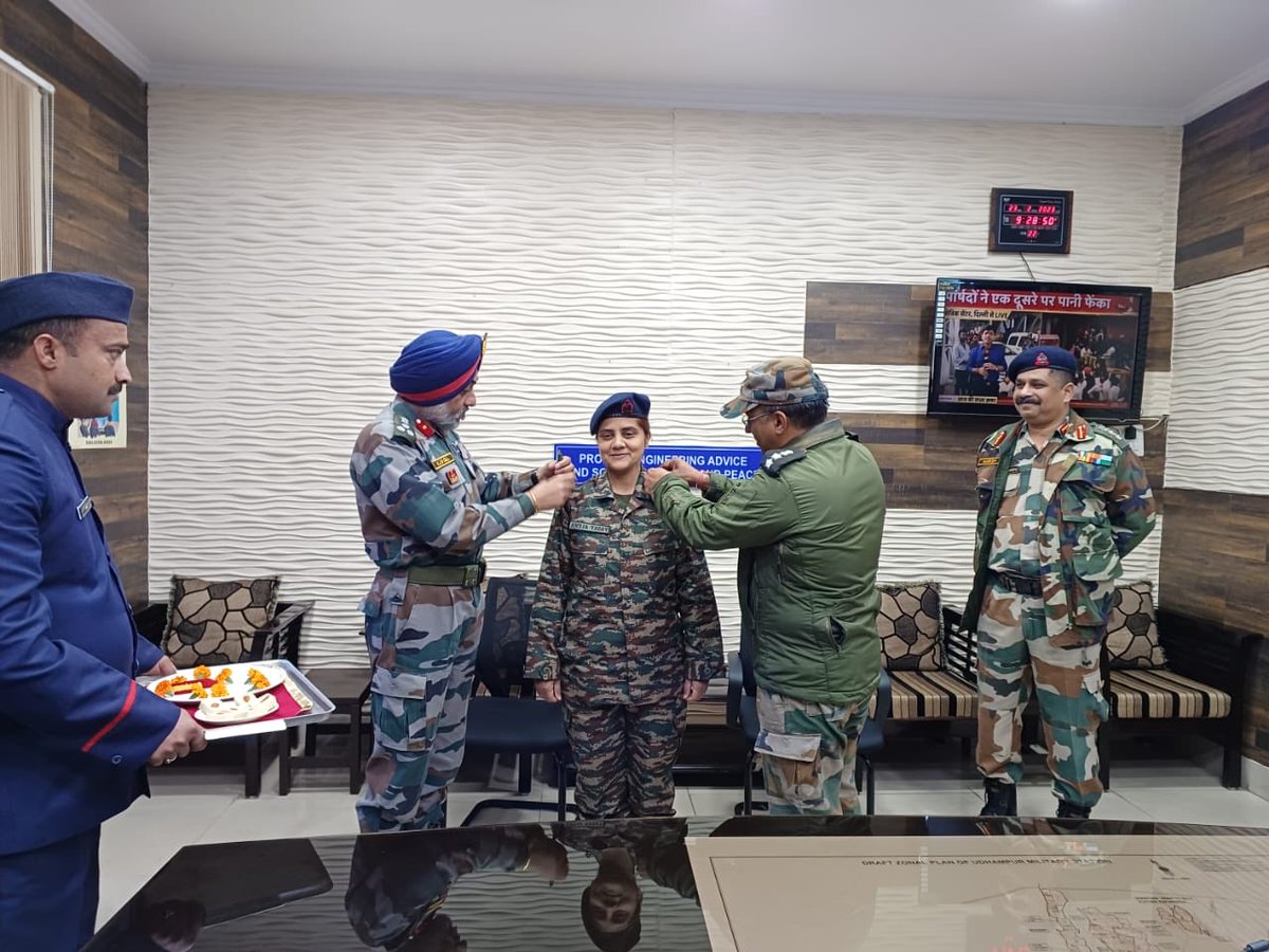bkum2000's tweet photo. Taking over as CWE 135 Wks Engrs .  Col Anuja , 9ER  #Thambi
#WomenPower #IndianArmy 👍🏻👍🏻 #Sapper #EinC https://t.co/1BIJae4qrr