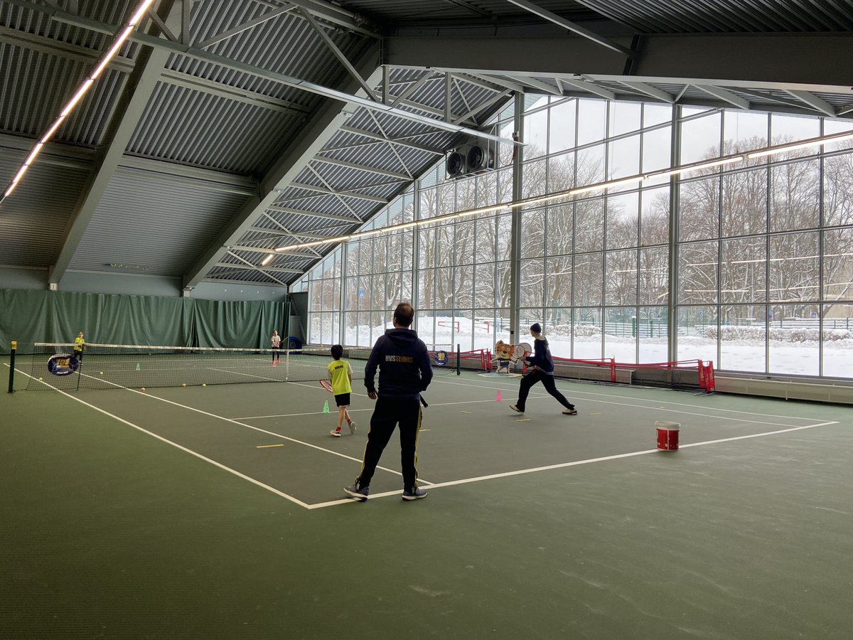 ErankaEssi's tweet photo. HVSTennis tekee erinomaista työtä lasten liikkumisen edistämiseksi. Voisiko vastaava toimia laajemmin? Plussat:
🎾 lapset harjoittelevat #tennis’tä heti koulutuntien jlk.
🎾yhdessä koulukavereiden kanssa
🎾 tekemistä #koulu’n lähellä
🎾pvällä ei ole ruuhkaa muista asiakkaista https://t.co/IT4FjBsacQ