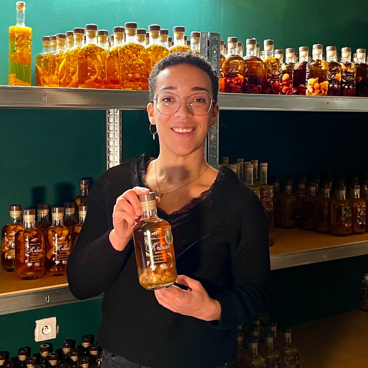 la1ere's tweet photo. 🥃 Noémie Terrasse et ses #rhums arrangés made in #Occitanie [#UneSemaineÀMontpellier]

🟡 Avant le carnaval antillais de #Montpellier, @la1ere est allée à la rencontre de la communauté ultramarine dans la ville de l'Hérault

📱💻 https://t.co/BdHWpHtTeW https://t.co/aLZ2WttHZw