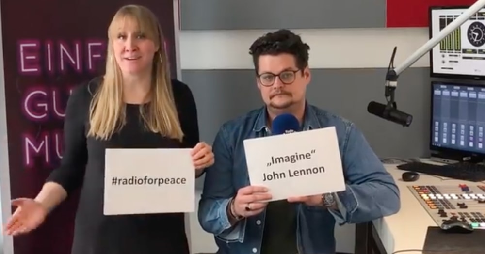 RADIOSZENE's tweet photo. Radio Arabella München hat heute eine Radio-Friedenskette zum Jahrestag zum Beginn des Ukraine-Kriegs bei Facebook ins Leben gerufen unter dem Hashtag #RadioForPeace:
https://t.co/pBxgmlPXTd https://t.co/iES8zOuYzh