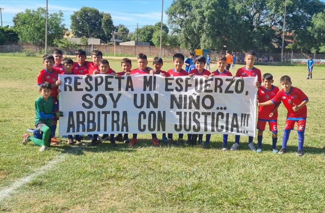 CabralRomi's tweet photo. El equipo de mi hijo se eliminó en una semifinal por un gol de penal que cobró un arbitro de la APF, mi hijo atajó ese penal y el dió espalda a la jugada pitando como gol, mi hijo tenía el balón en sus manos. Lloró de la impotencia.. https://t.co/66loy8XNR9