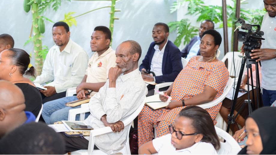 FCSTZ's tweet photo. ''Mafunzo pia yamelenga Kuongeza uelewa zaidi kuhusu uzingatiaji matakwa ya kisheria ya usimamizi na uendeshaji wa mashirika yasiyo ya kiserikali yaliyopo mkoani,Dodoma'' Nicholaus Mhozya, Afisa Mwandamizi wa #KituoChaAzaki cha @FCSTZ https://t.co/kWED33Xvb2