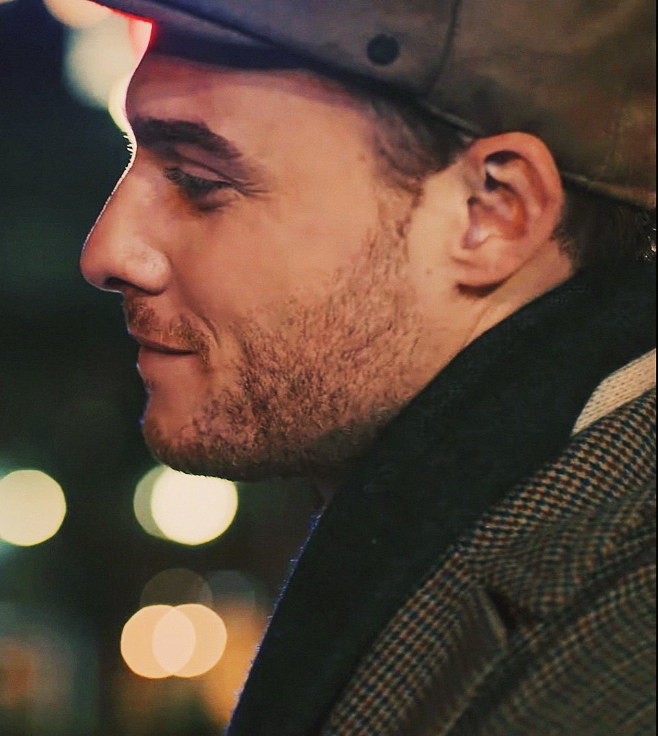 “Un hilo rojo invisible conecta a aquellos que estan destinados a encontrarse, sin importar tiempo, lugar o circunstancias. El hilo rojo se puede estirar, contraer o enredar, pero nunca romper“.  #elpoderdeunamirada