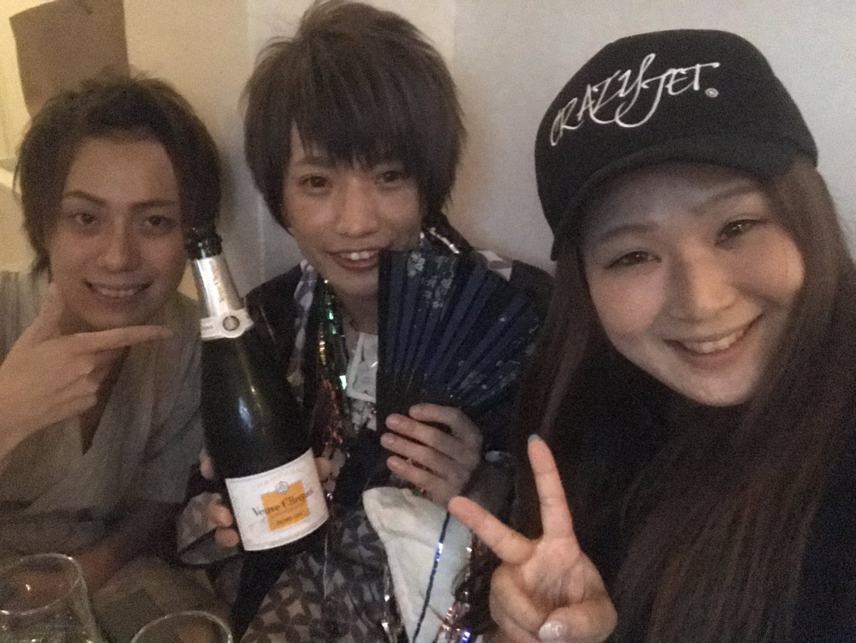 SANA02051's tweet photo. イベントまであと1日‼︎

写真は私が良客だった頃(た◯や氏曰く痛客の頃)のたつや氏生誕祭🫣

たくさんお世話になったたつや氏にお腹いっぱい飲ませてあげたい😇

明日よろしくお願いします😊 https://t.co/IsPoyMWBfS