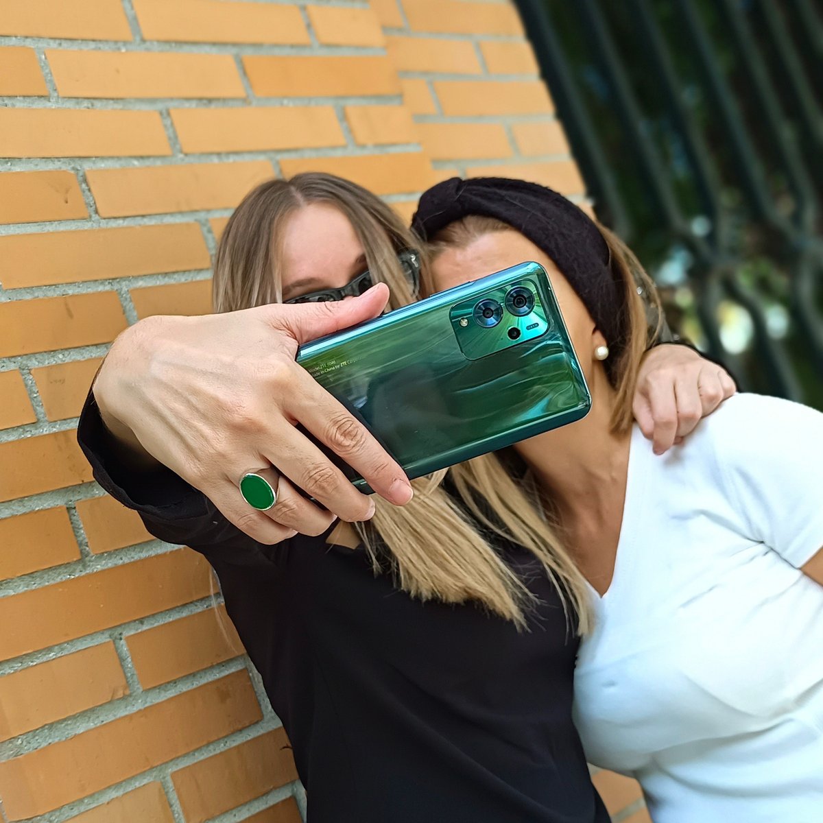 ZTE_es's tweet photo. ¿Perdonaa? Pero qué bien nos vemos en la pantalla AMOLED con resolución FullHD+ del #BladeV40Pro. La selfie va a salir muy 🔝 con la 📷 frontal de 16 MP.
#ZTE #V40Pro https://t.co/AFzTAT3HCo