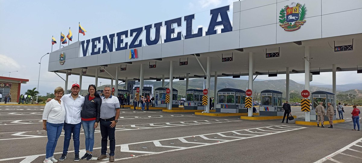 #24Feb || #FelizViernes #Venezuela. Se acerca el fin de semana y el pueblo venezolano se prepara para el despliegue de las #FeriasDelCampoSoberano, en beneficio de los tachirenses. <a href="/JFloresOlarte/">Javier Flores Olarte</a>
<a href="/NicolasMaduro/">Nicolás Maduro</a> <a href="/FreddyBernal/">Freddy Bernal</a>