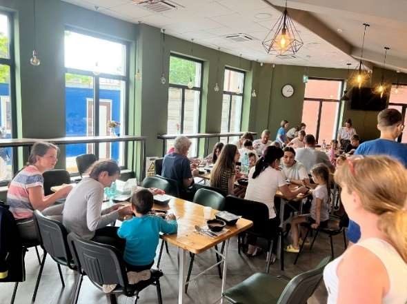 <a href="/CatalunyaEACNUR/">Catalunya amb ACNUR</a> <a href="/UNCERF/">CERF - The UN's emergency fund</a> <a href="/AcciocontraFam/">Delegació de Catalunya d'Acció contra la Fam</a> <a href="/Acontraelhambre/">Acción contra el Hambre España</a> .<a href="/CesalOng/">ONG CESAL</a> ofereix aliments i altres articles de primera necessitat entre les persones refugiades que arriben a la població fronterera de Galati, Romania.

En territori ucraïnès han donat assistència a 84.000 persones assetjades pel conflicte a la província d'Odessa.

📸<a href="/CesalOng/">ONG CESAL</a>